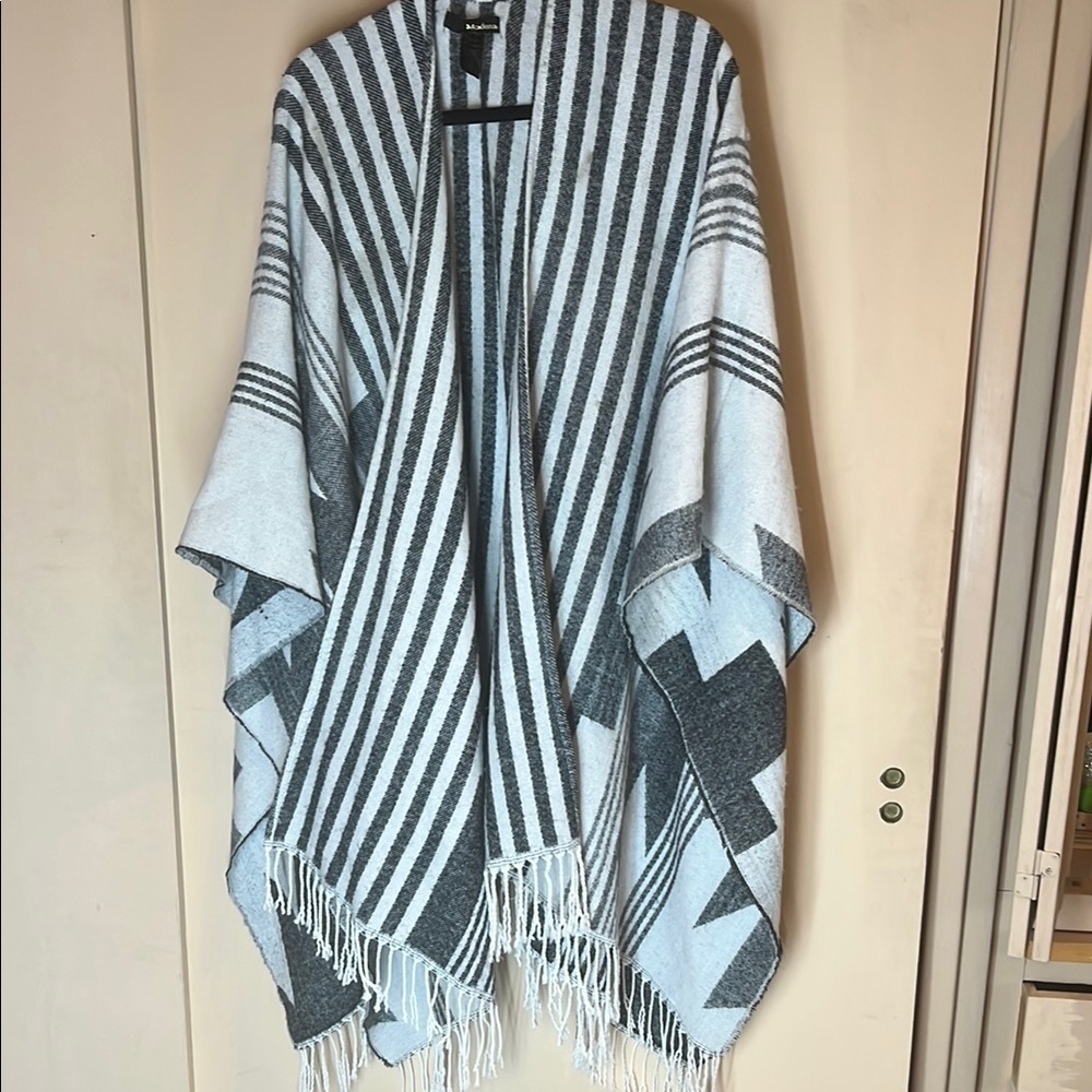 Modena Geometric Poncho with Fringe OS preowned black & white classic